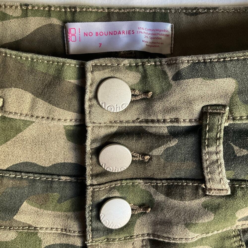 No Boundaries Women Summer Jean Shorts Denim size 26, Green Camo - Picture 7 of 8